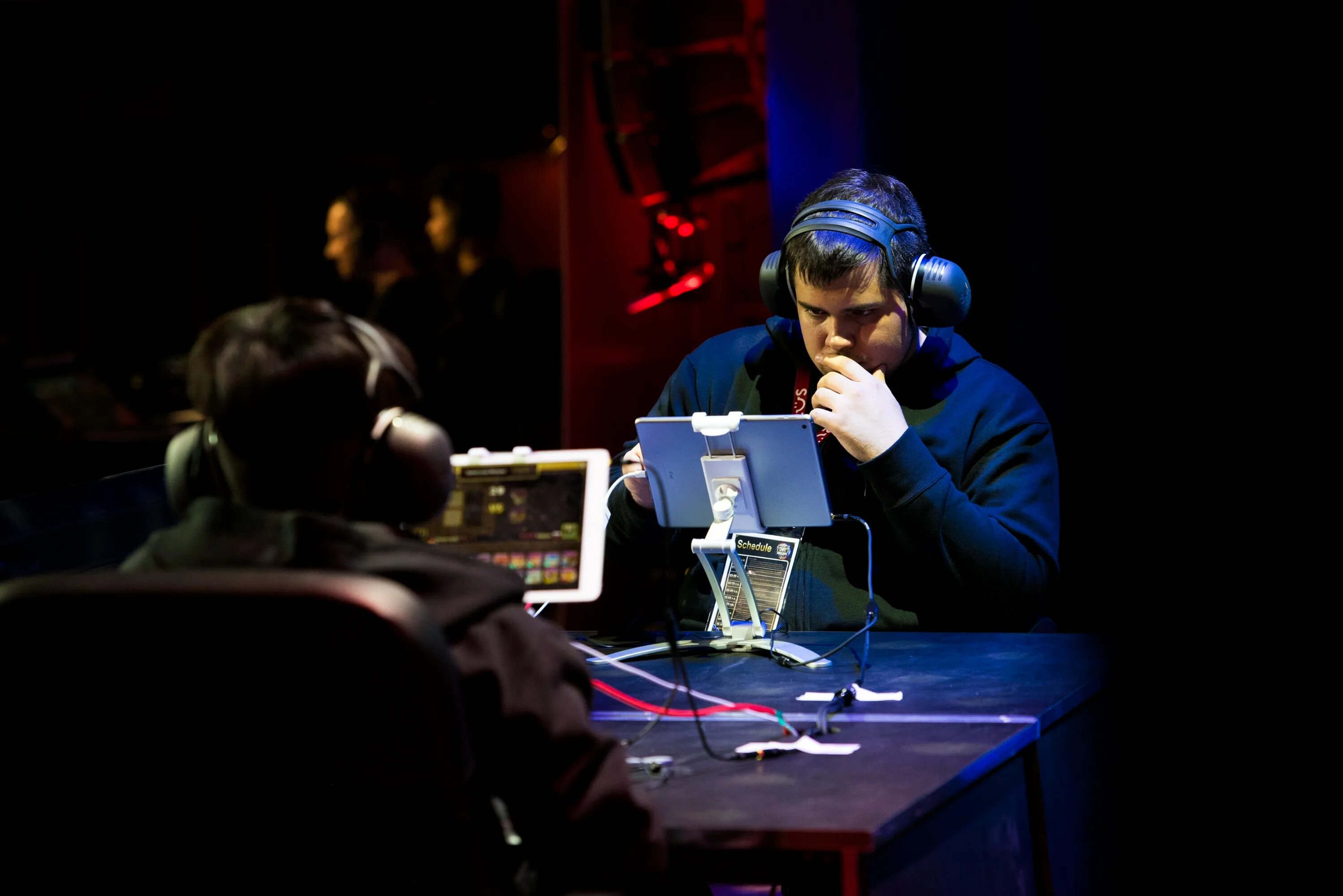 Киберспорт мобайл. Мобильный киберспорт. Турнир по мобильным играм. Киберспорт mobile. Мобильный киберспорт.