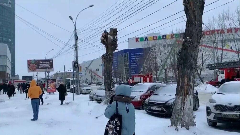 Тц сансити в новосибирске. 22. Сан сити эвакуация. Толпа людей в сан сити новосибирск. Эвакуация из бизнес центра.
