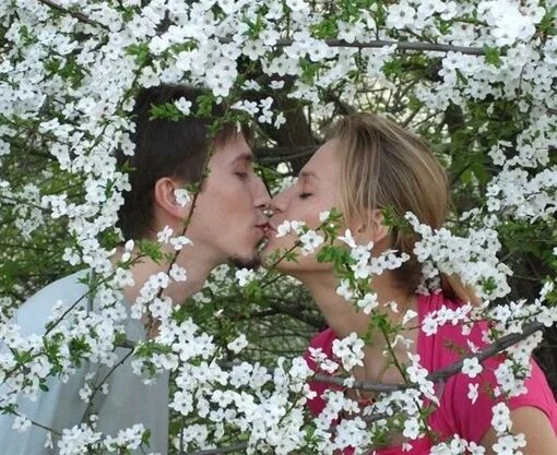 Последние свидание весны я плачу. Влюбленные в черемухе. Девушка с черемухой. Любовь в цветущем саду. Влюбленные в Вишневом саду.