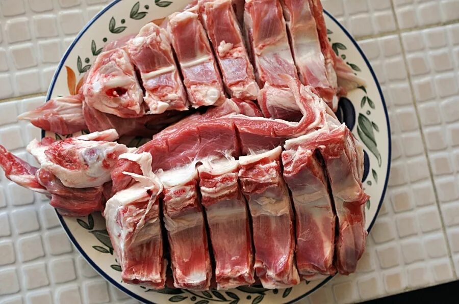Баранья корейка ягненка. Ребра баранина. Бараньи ребрышки корейка. Ребра барана. Ребра барана.