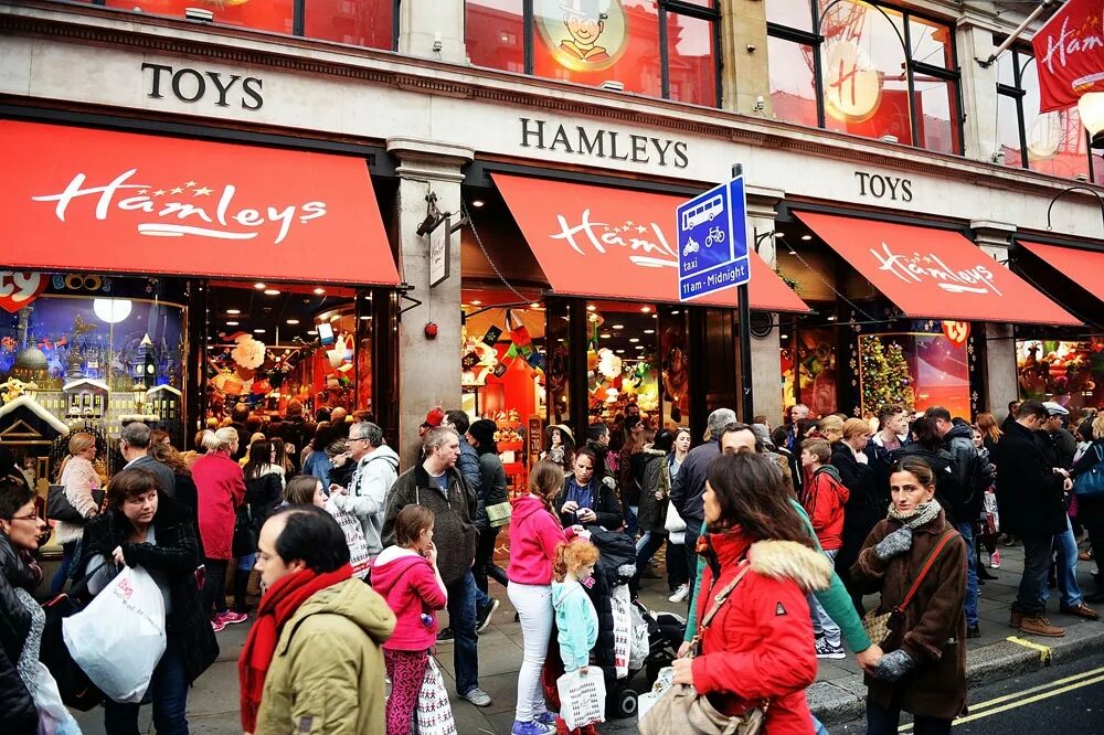 Hamleys london. Хамлейс Лондон. ~Хэмлис~ на Риджент-стрит. Hamleys в Лондоне. Hamleys магазин игрушек в Лондоне.