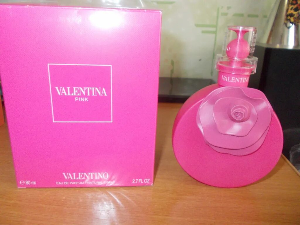 Valentina pink valentino. Valentino pink. коллекция валентино 2022 розовая. духи розовые с золотым колпачком. розовый валентино.