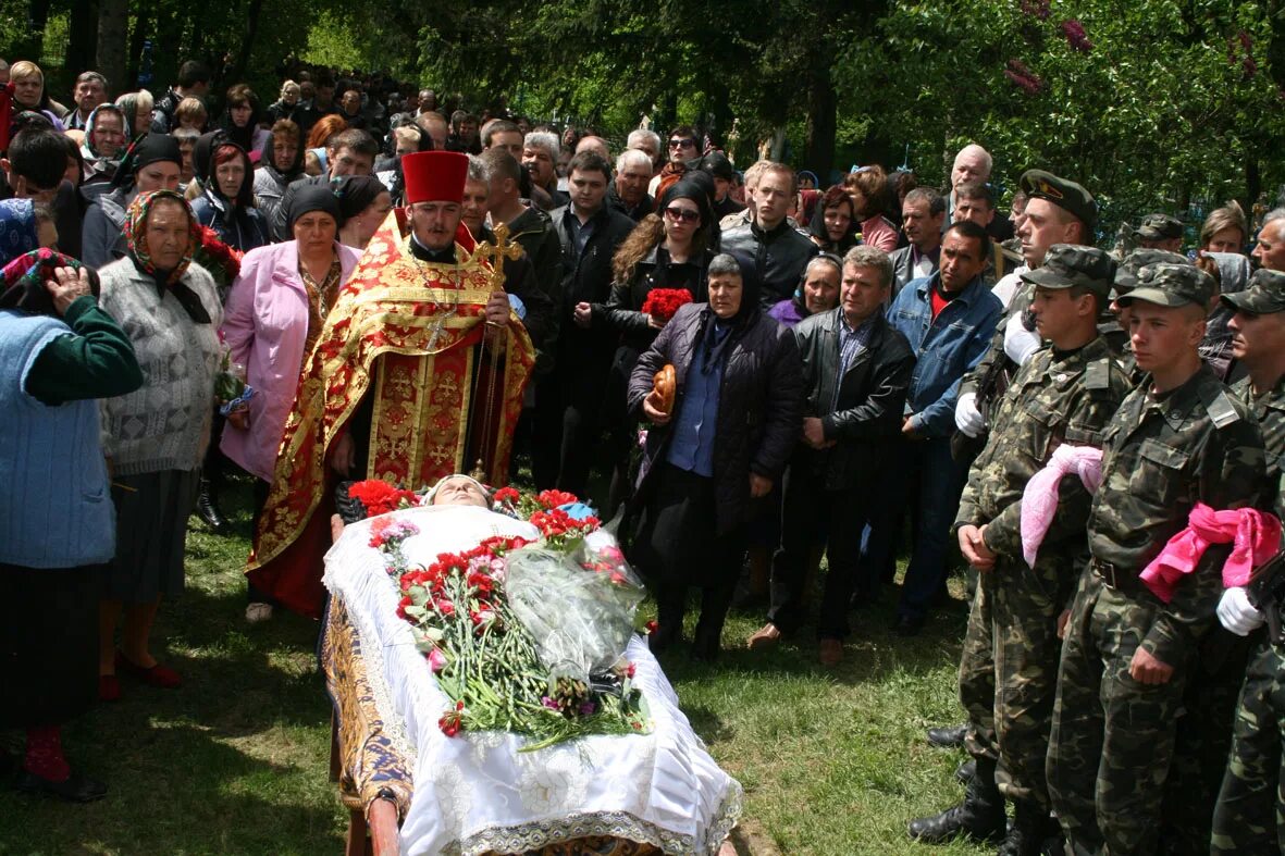 похороны марьина. семья громовых погибших в авиакатастрофе в 2015. похороны марьина. стрельба в кизлярской церкви. похороны марьина.