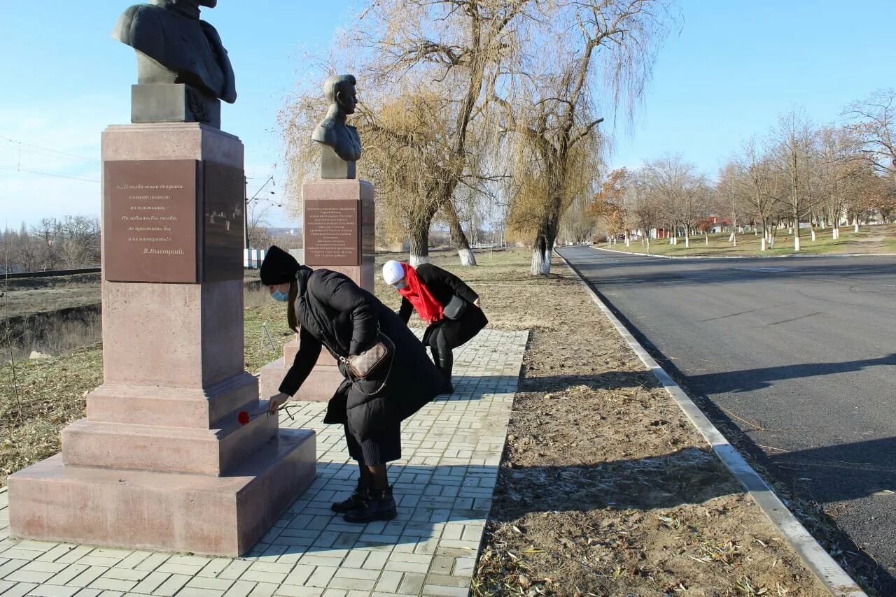 Кропоткин новочеркасск. Парк 30 лет Победы Кропоткин. Парк Победы Кропоткин. Город Кропоткин парк 30 летия Победы. Кропоткин 30 лет Победы памятник.