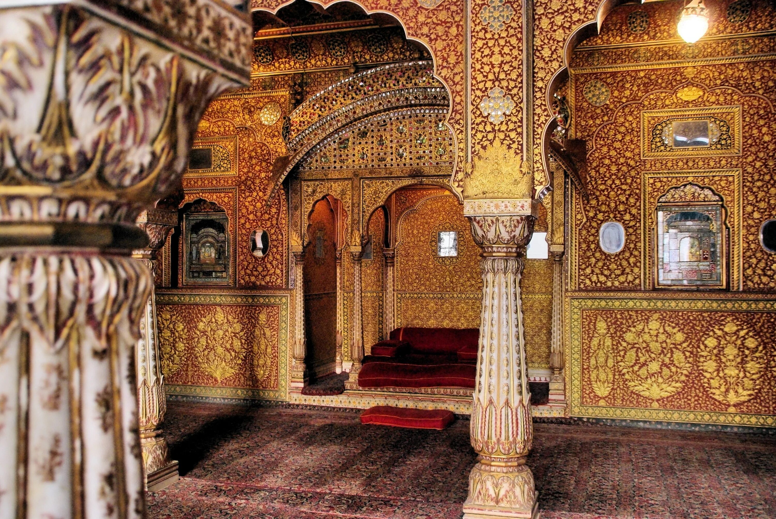 Раджастан Индия Королевский дворец интерьер. Дворец Махараджи Джодхпур. Дворцы Джайсалмер. Дворец махараджей Индия спальня.