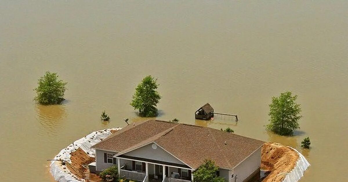 Забор держит воду. Наводнение в доме. Дом от наводнения. Спас дом от наводнения. Дом затоплен.