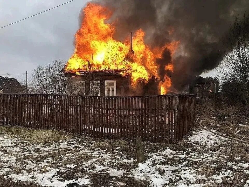 Горят два дома. Пожар в Мишкино Курганской области. Пожар в деревне. Сгоревший деревенский дом. Пожар в селе.