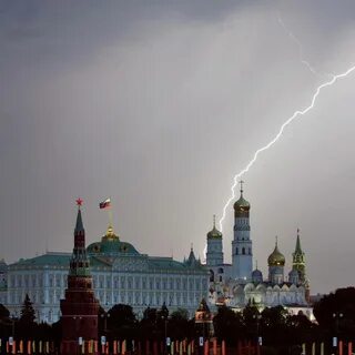 Над кремлем