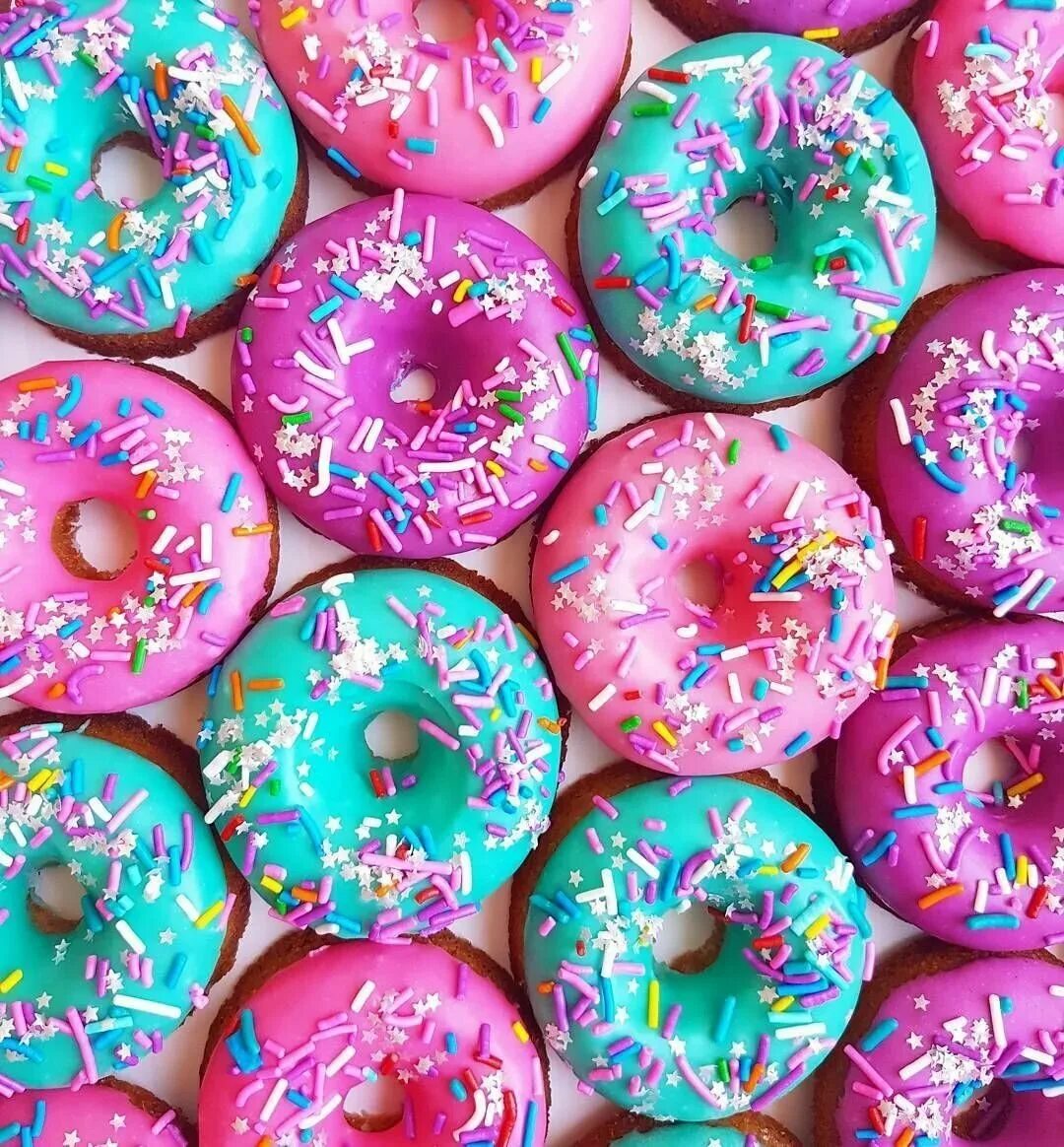 Как называется пончик. Пончики донатс. пончики dooti donuts. пончики разноцветные. пончик с глазурью и посыпкой.
