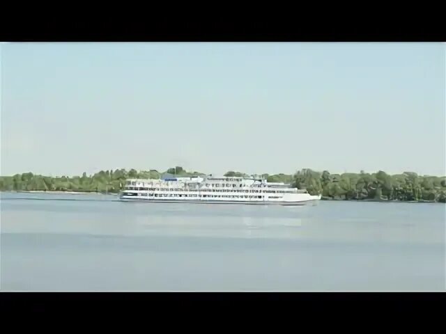 Прогулка на теплоходе. Теплоход берег. Теплоход родная русь. Москва 55 теплоход. Теплоход берег.