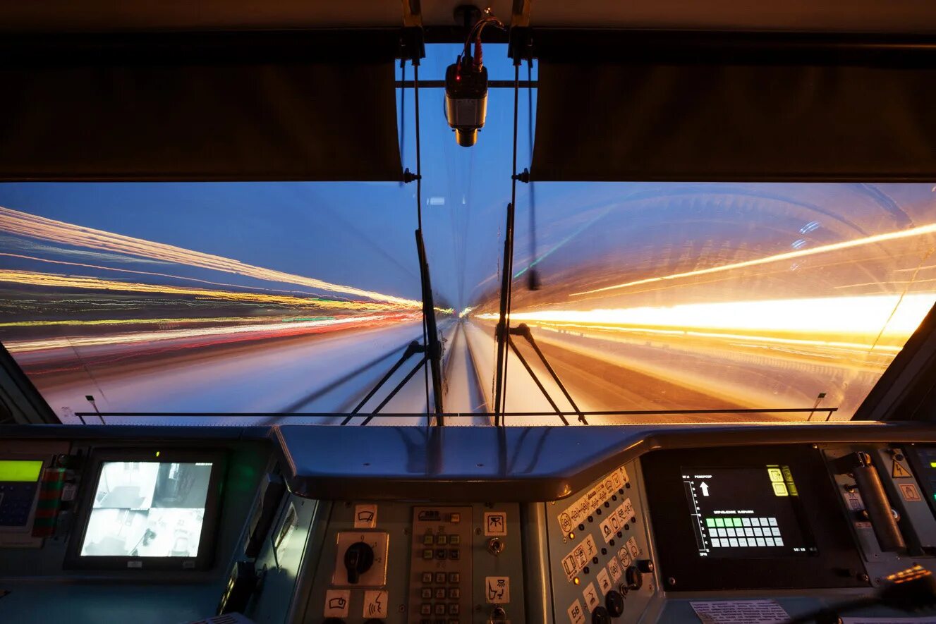 Сапсан кабина машиниста. Вид из кабины локомотива. Сапсан кабина машиниста. Кабина электровоза сапсан. Сапсан кабина машиниста.