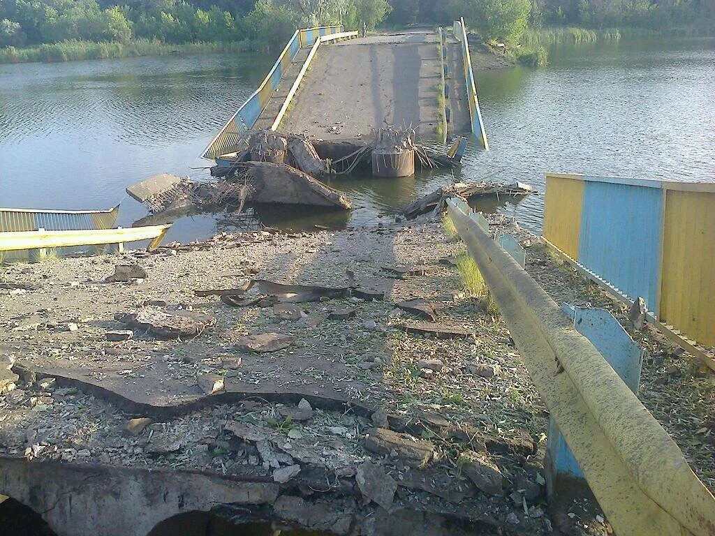 Какой мост разрушился. Разрушенный мост. Сломанный мост. Разрушенные мосты на Украине. Украинские Рухнувшие мосты.