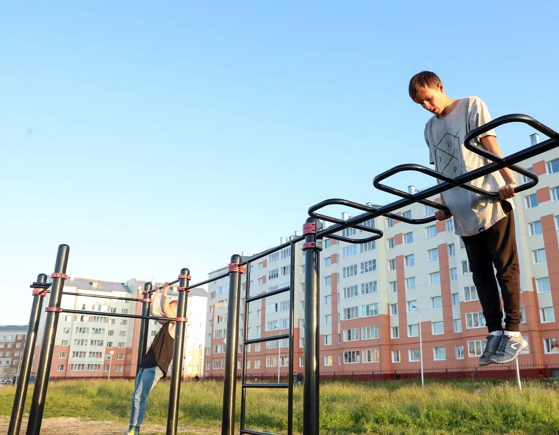 Площадки долгов. Спортивные площадки Ленск. Спортивная площадка на Меньшикова Нарьян-Маре. Умная спортивная площадка бизнес спринт.