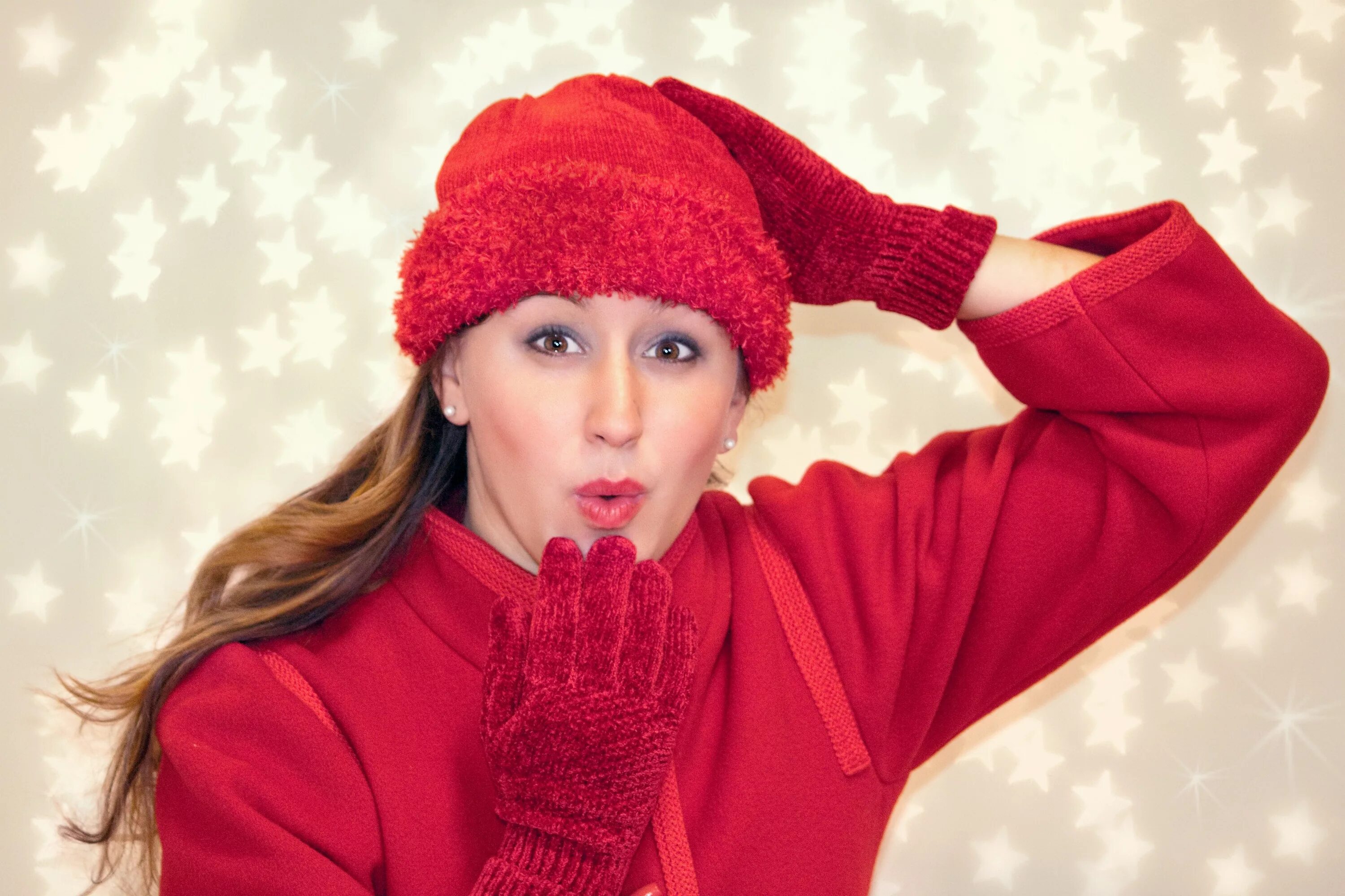 Девушка заправляет прядь за ухо. Woman wearing red. Woman wearing red. Woman wearing red. Тетка в красном берете.
