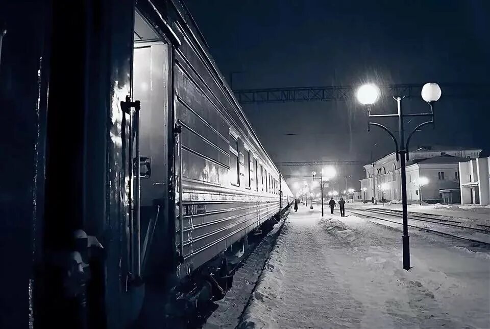 Вагон уходящего поезда. Ночной перрон ночной вокзал. Зимний перрон. Поезд зимой. Поезд ночью зимой.