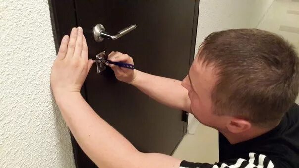 Вскрытие дверей мастер. Вскрытие замков мастер. Мастер по вскрытию замков. Вскрытие дверных замков. Вскрытие замка в входной двери.