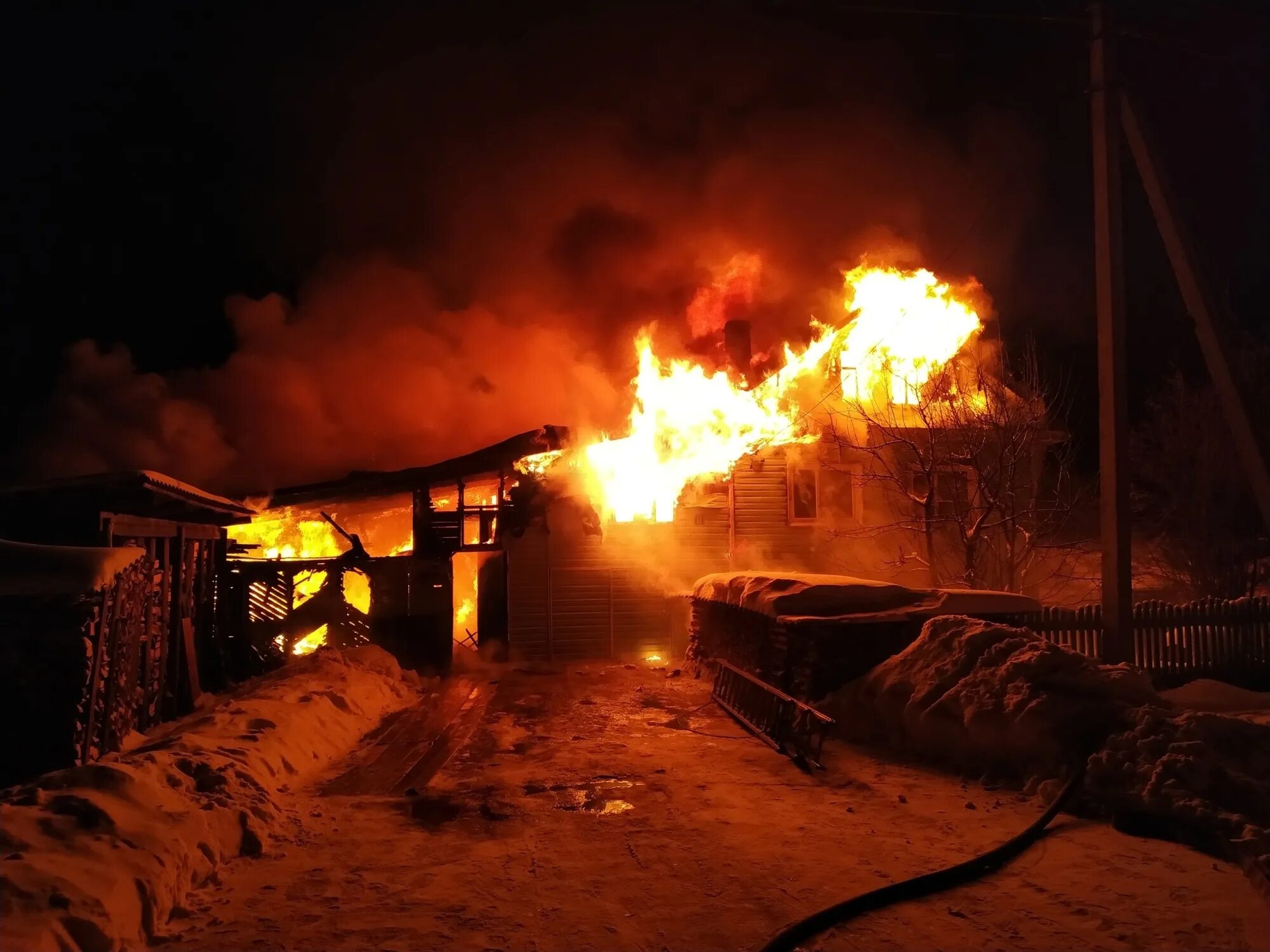 Включи горит огня. Пожар в Никольске Вологодской области. Пожар в Никольске Вологодской области сегодня. МЧС Никольск Вологодская область. Сгорел дом в Никольске Пензенской области.