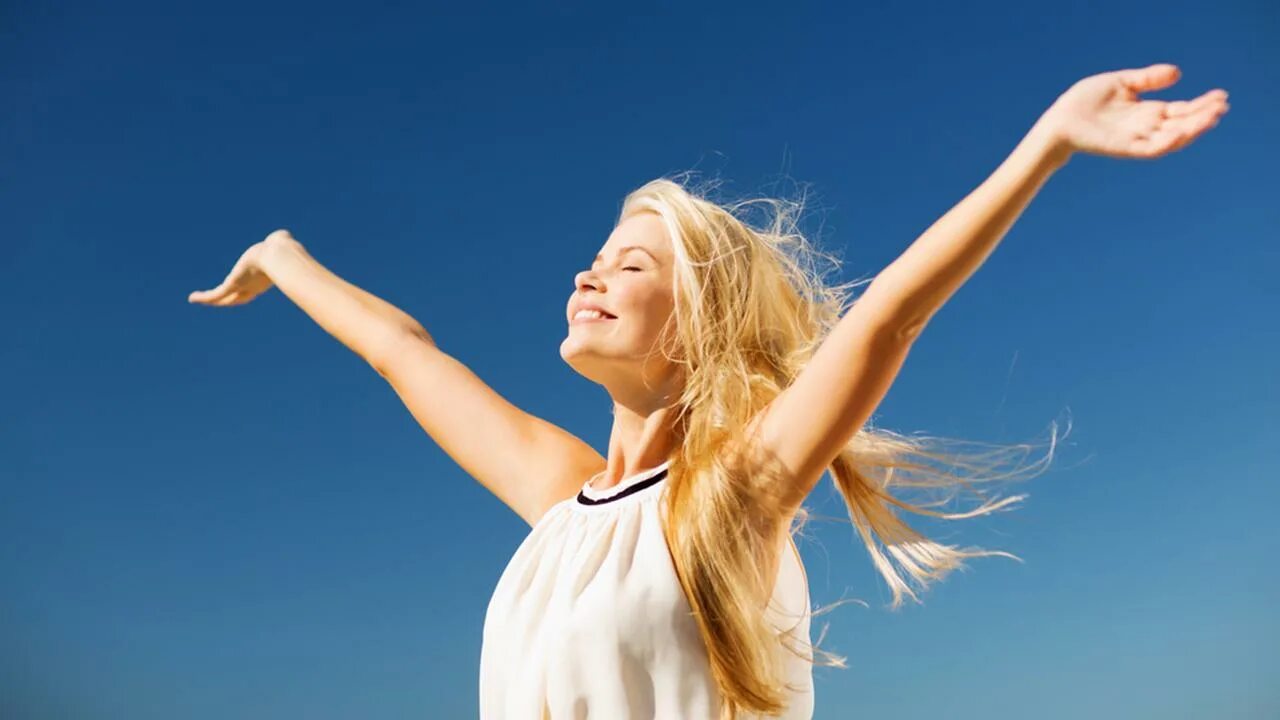 Легкость и радость. Радостная девушка. Наслаждение прекрасным. Солнце счастье. Человек и природа.