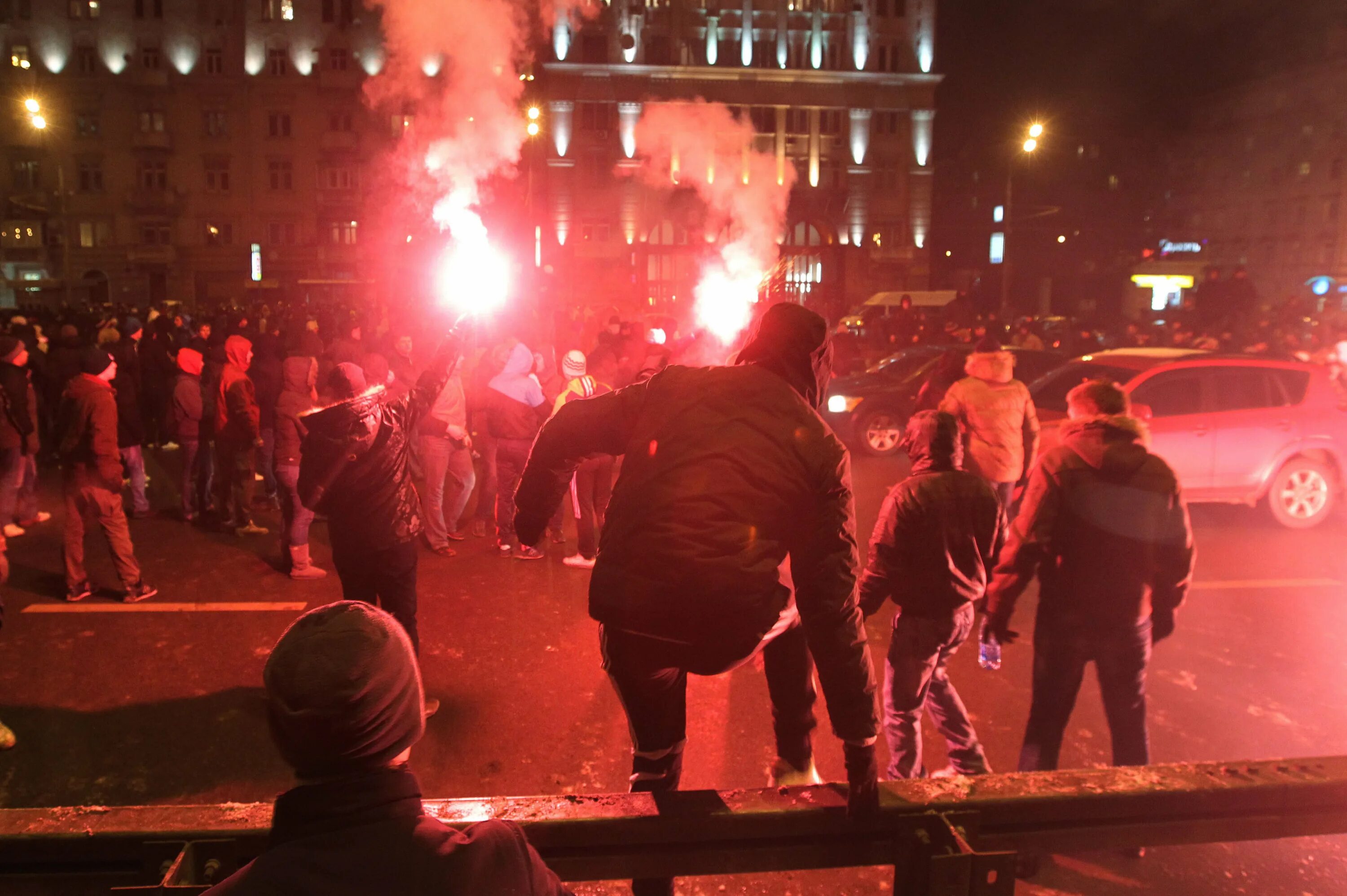 Беспорядки на Манежной площади 2010. Манежная площадь 2010. Фанаты Спартака на Манежной площади.