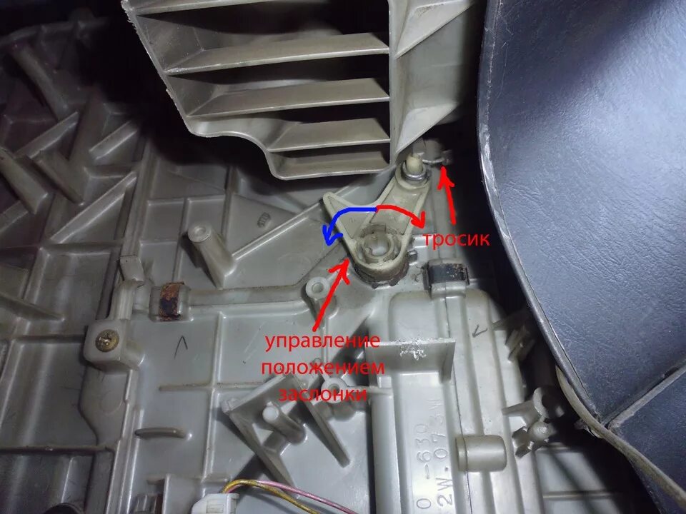 Почему слабо греет. Заслонкой потоков воздуха Тойота Королла 120. Заслонка тепло холод Королла 120 кузов. Заслонка смешивания потоков воздуха Тойота Королла 110. Королла 2001 заслонки холодного воздуха.