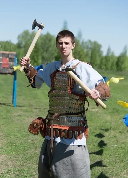 Соревнования по метанию топора в швеции. Метнул топор. Метание ножей и топоров. Метание ножей и топоров. Метание топоров.