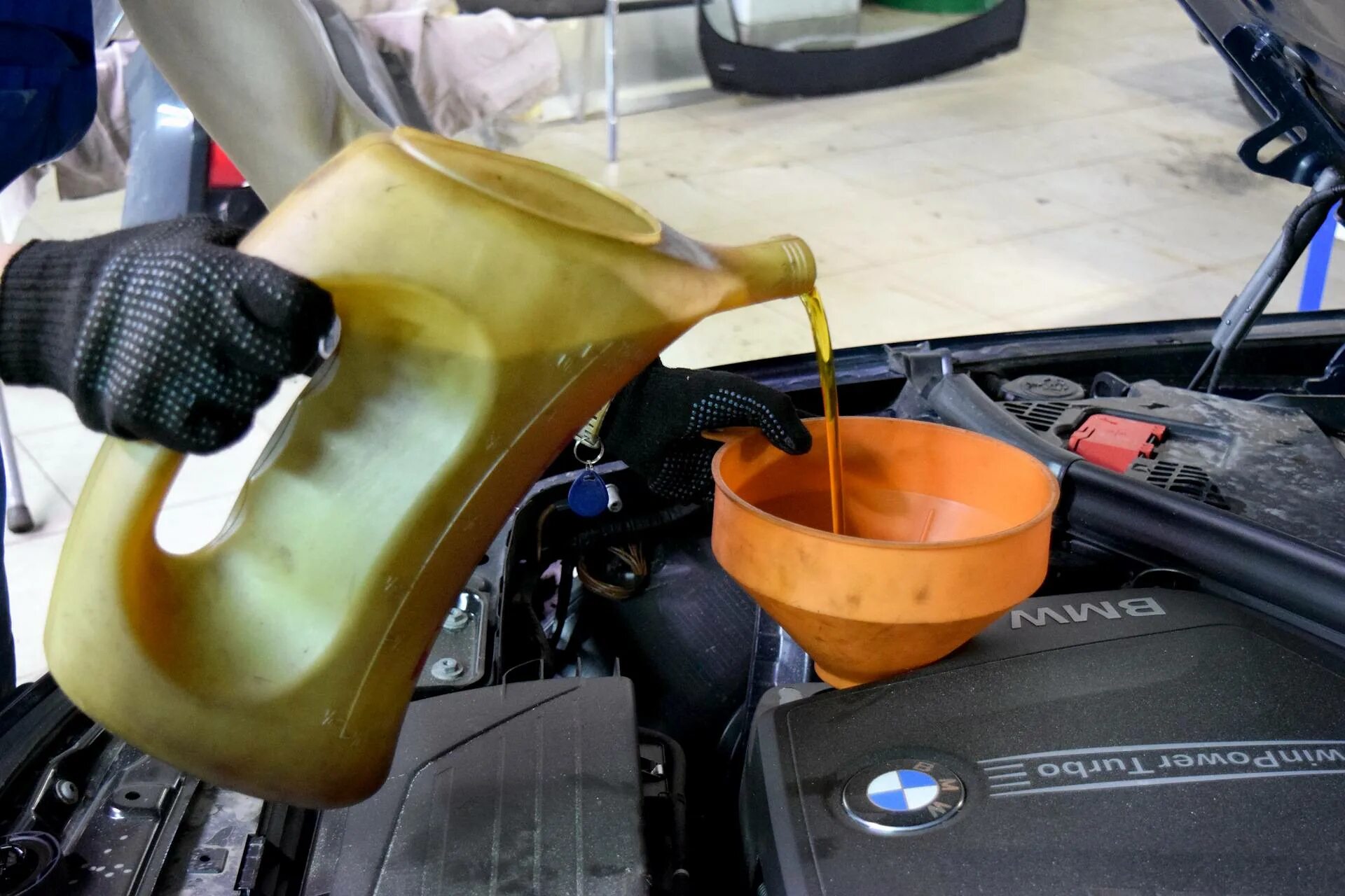 Для чего нужно масло в двигателе. Масло BMW f30. Моторное масло двигатель. Менять моторное масло. Моторное масло заливают.
