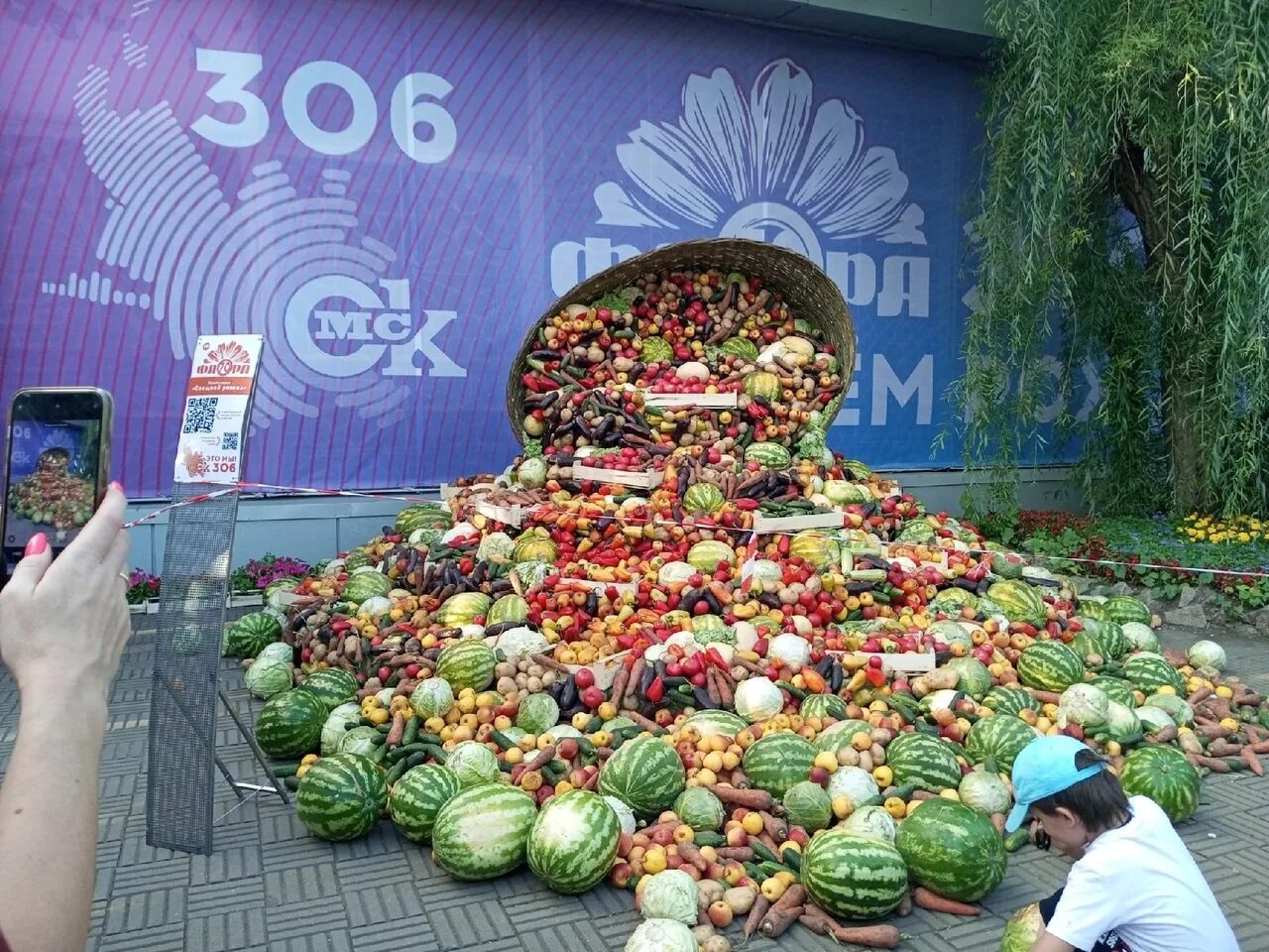 Овощной развал. Овощной развал в Краснодаре у дороги. Красивая фотография развал овощей.