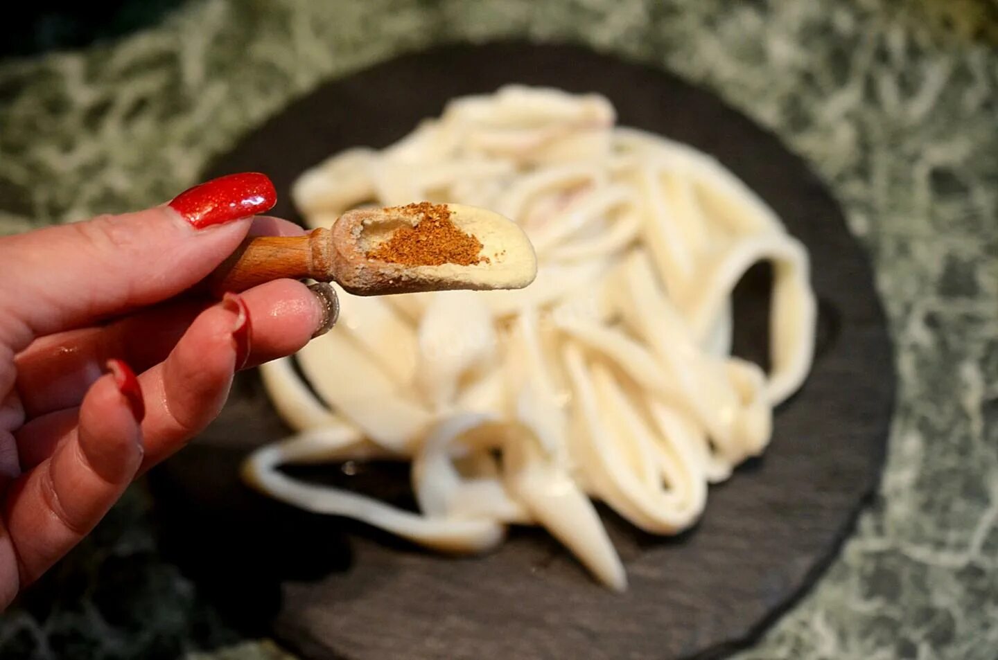 Кальмар рецепт на сковороде простой. Как приготовить кольца кальмара. Как готовить кольца кальмаров. Кольца кальмара с соусом. Как вкусно приготовить тушку кальмара.