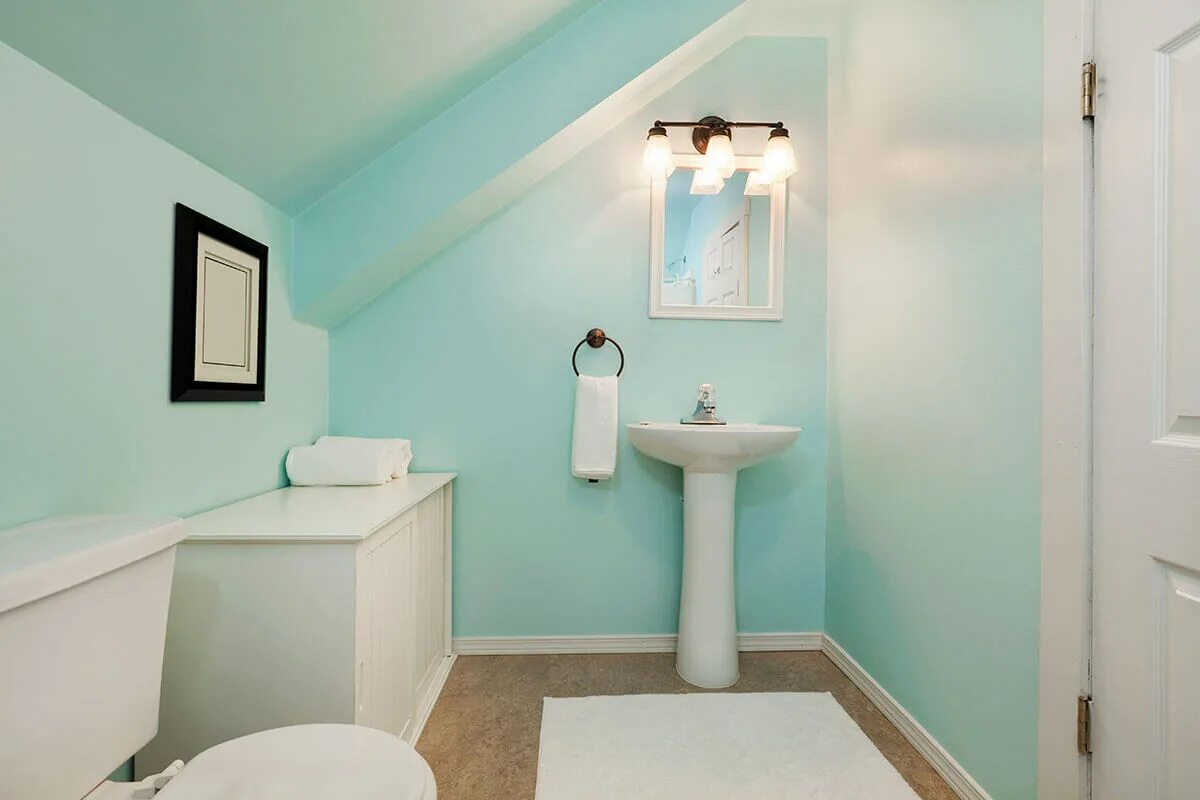 Стены в ванной. Краска для стен в ванной. Ванная покрашенная краской. Окрашивание стен в ванной комнате. Ванная комната с крашенными стенами.