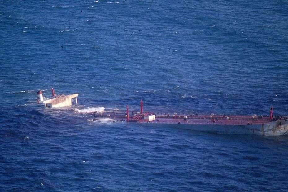Крушение танкера амоко кадис. Крушение танкера amoco cadiz. Танкер амоко кадис катастрофа. Амоко кадис. Крушение танкера amoco cadiz.