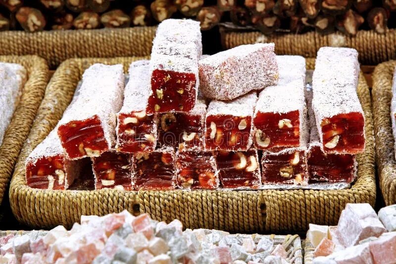 Сладкий вкусный цветной лукум рахат-лукум с сахарной пудрой на белом фоне Премиу