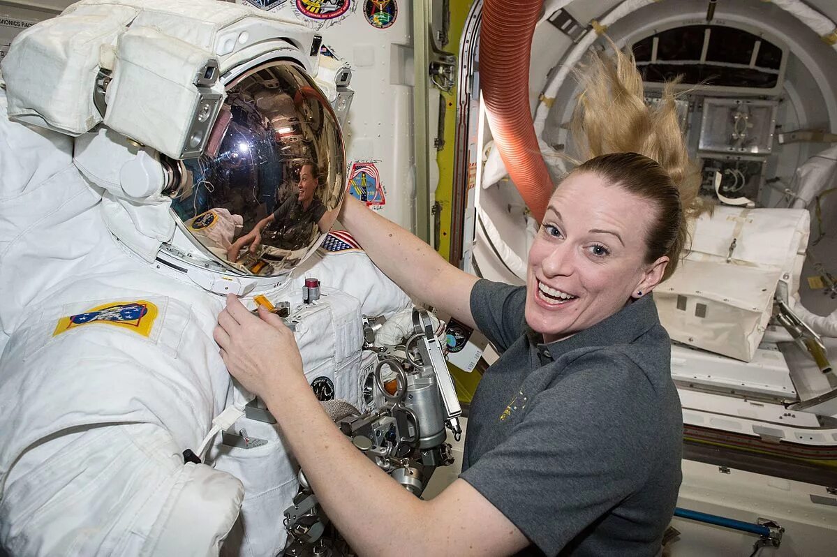 Астронавты люди. Кейт рубинс. kate rubins astronaut. астронавтов nasa кэтлин рубин. женщины астронавты.