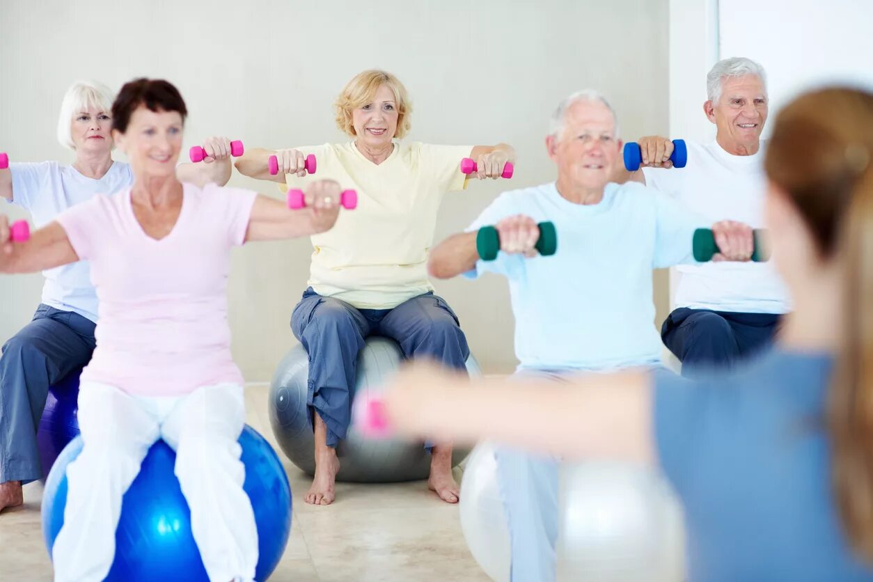 Фитнес для пожилых. Физкультура для пожилых. Оздоровительная физкультура для пожилых. Групповые занятия ЛФК.