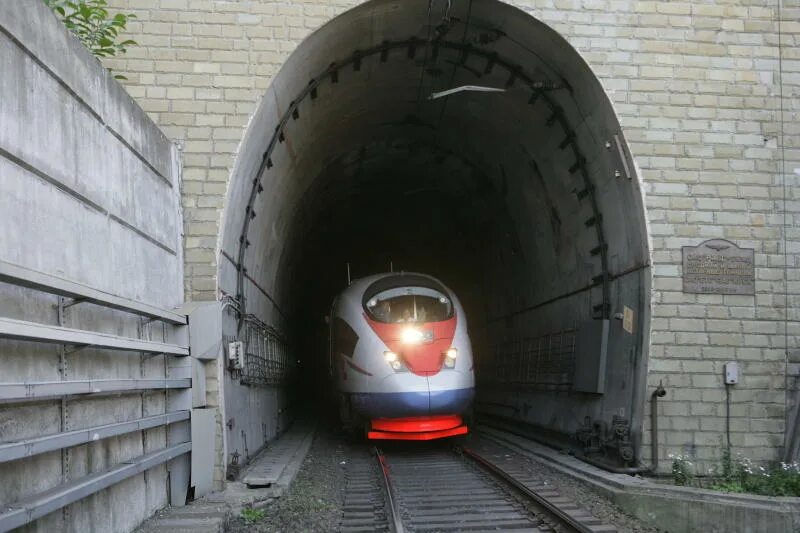 Перед входом в тоннель пассажирского поезда. Железнодорожный тоннель. ЖД тоннель. Поезд в тоннеле. Тоннель РЖД.
