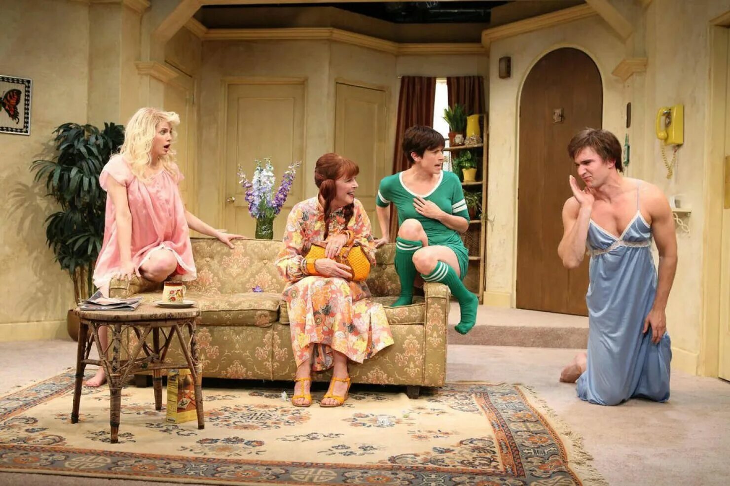 Sitcom show. Ситком шоу. ситком шоу exchange student. пародии для взрослых на сериалы. that sitcom show актеры.