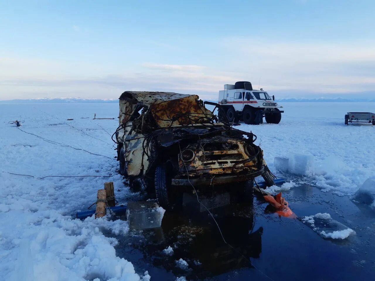 Нашли затонувший 70 лет назад самолет. ЗИЛ 130 со дна Байкала. Затонувшие автомобили. Дно Байкала машины. Машины поднятые со дна Байкала.