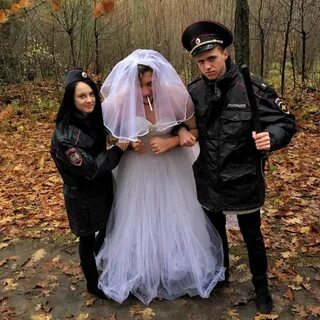 Парень в платье невесты