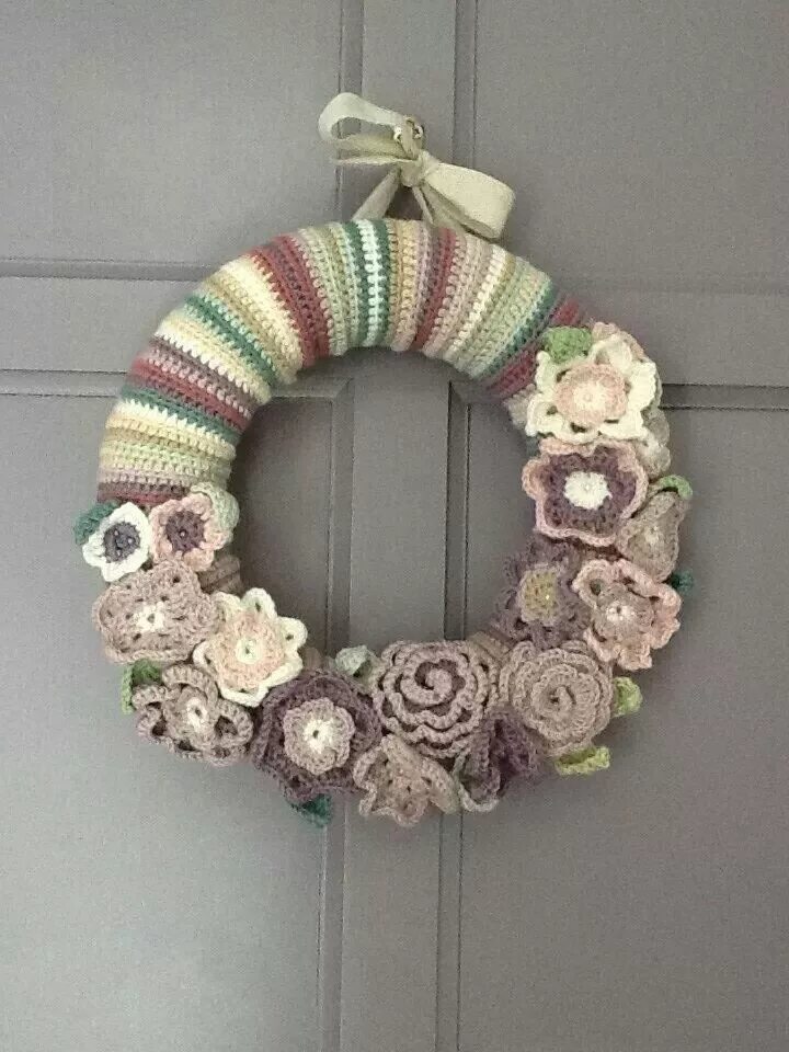 Вязаный венок крючком. Вязаные венки крючком. Вязаный венок крючком. Венки из вязаных цветов. Вязаные венки осенние.