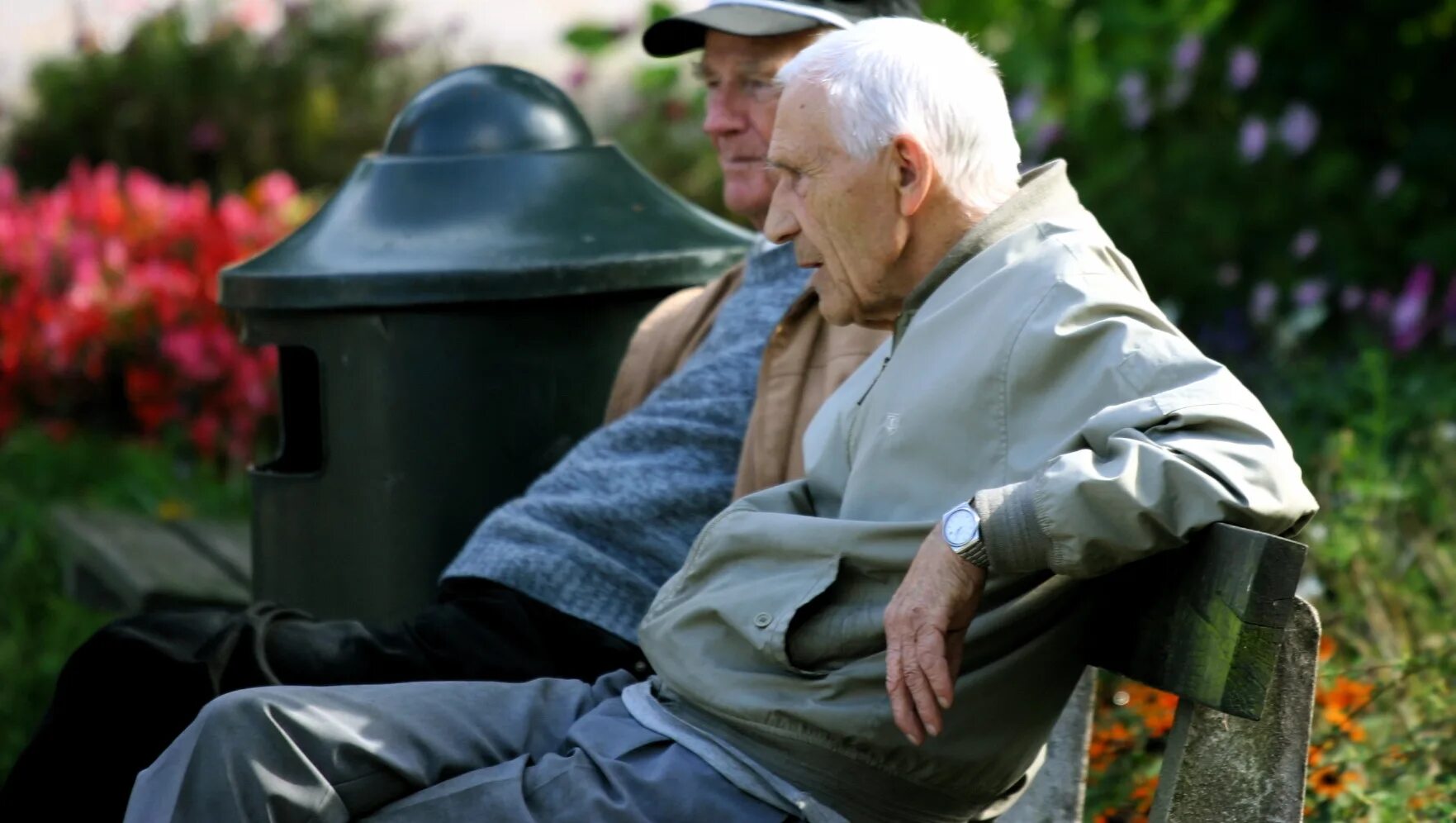 Старик с молодой маленькой. Пожилые люди. Старик на скамейке. Пенсионеры на лавочке. Пожилой мужчина.
