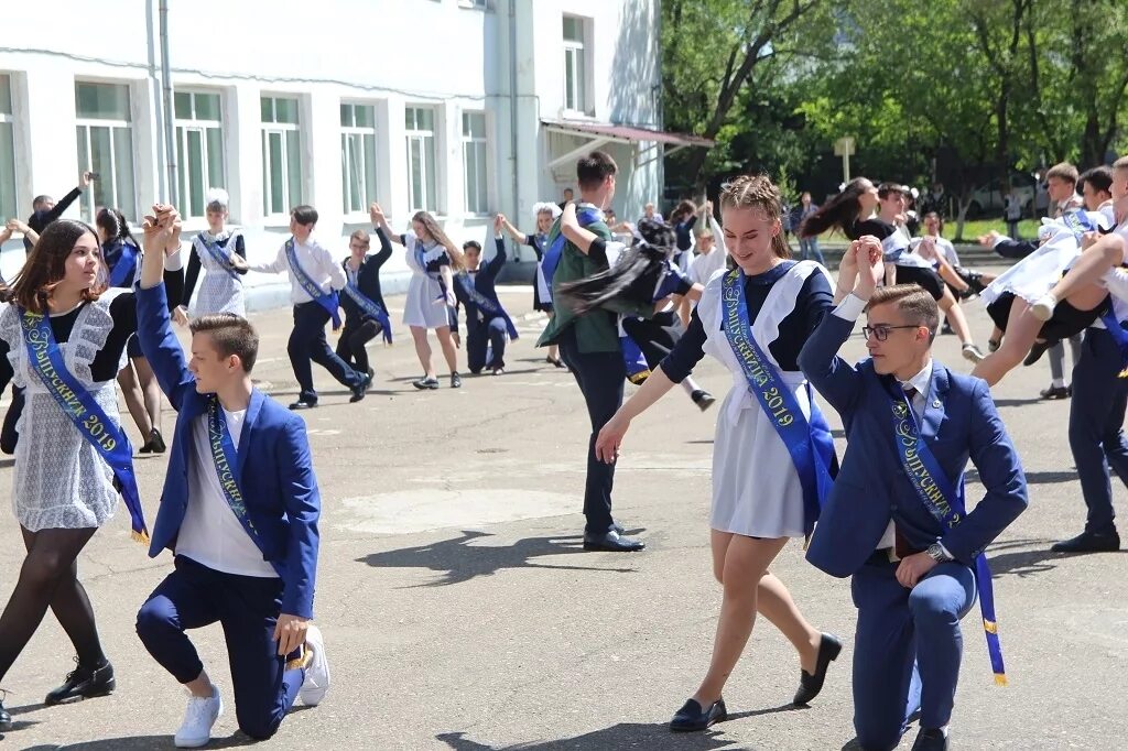 Выпускной вальс последний звонок. 14 Школа Уссурийск. Школа 11 Уссурийск. Выпускники 14 школы. Вальс выпускников на последний звонок.