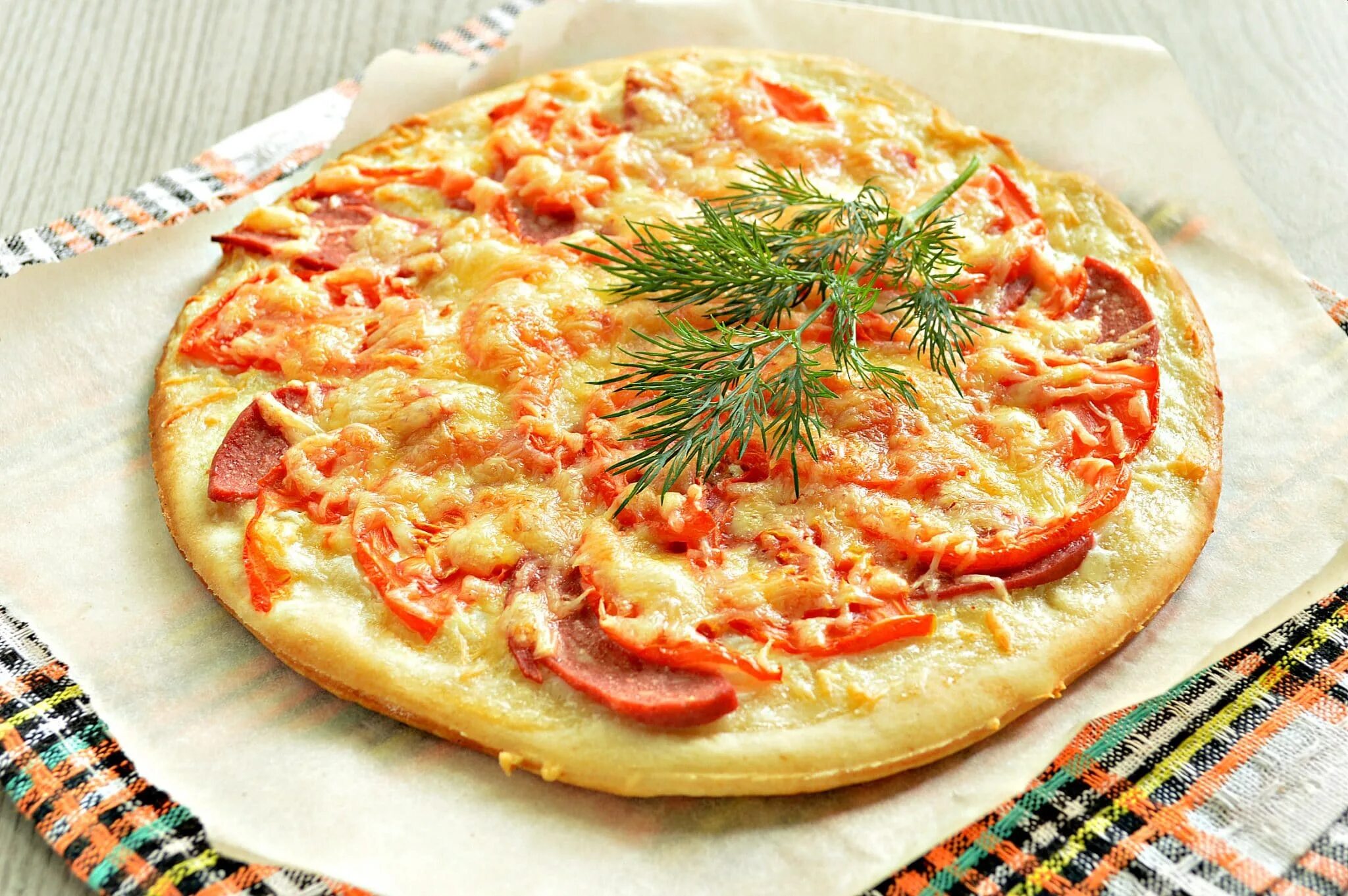 Сделать пиццу в домашних условиях быстро. Пицца с помидорами и сыром. Пицца из дрожжевого теста. Пицца на дрожжевом тесте. Пицца надрожевом тесте.