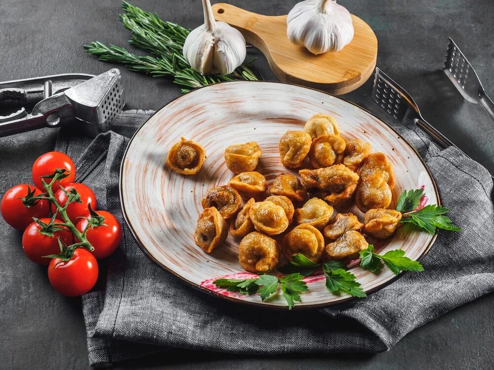 пельмени фри. польские вареники (pierogi). пельмени фри. жареные вареники. жареные пельмешки.