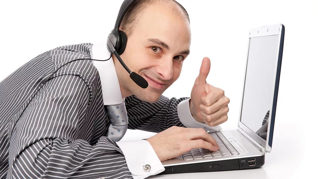 Головные наушники проводного вещания. Поет в наушниках. Микрофон для вокала. Музыкотерапия для детей. Девушка слушает.