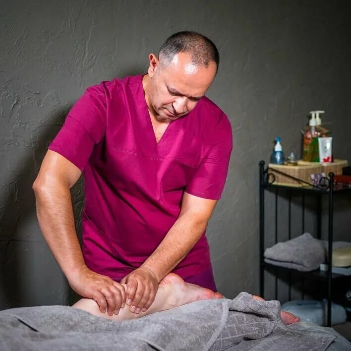 Massage master. Массажист в салоне. Студия массажа. Мастер массажа.