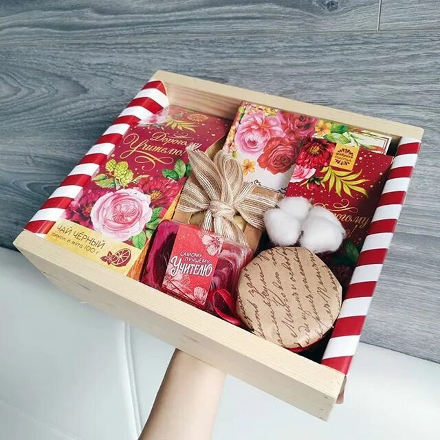 подарочная коробка у ног парня. коробка yourbox. твоей коробке. подарочные коробки нл. твоя коробочка.