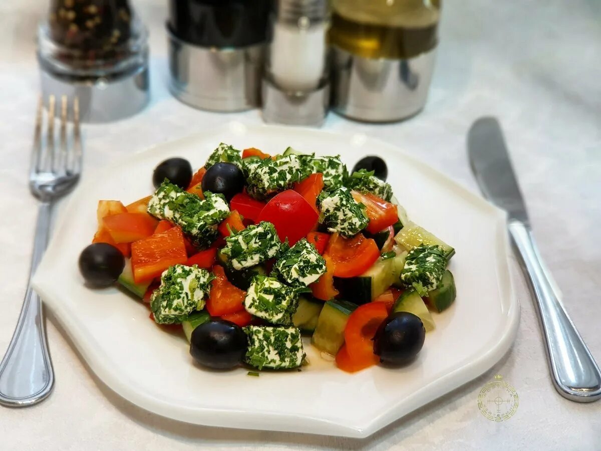 Греческий праздничный стол. Греческий салат. Греческий салат ресторанная подача. Оригинальная подача греческого салата. Салат греческий красивая подача.