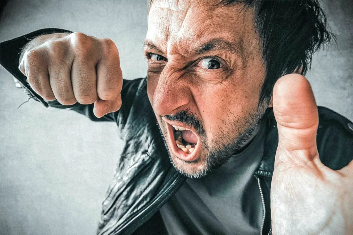 Непосредственные угрозы транспортной безопасности. Угрожающий вид. Средний палец человека. Человек замахивается. Виды угроз по источникам возникновения.