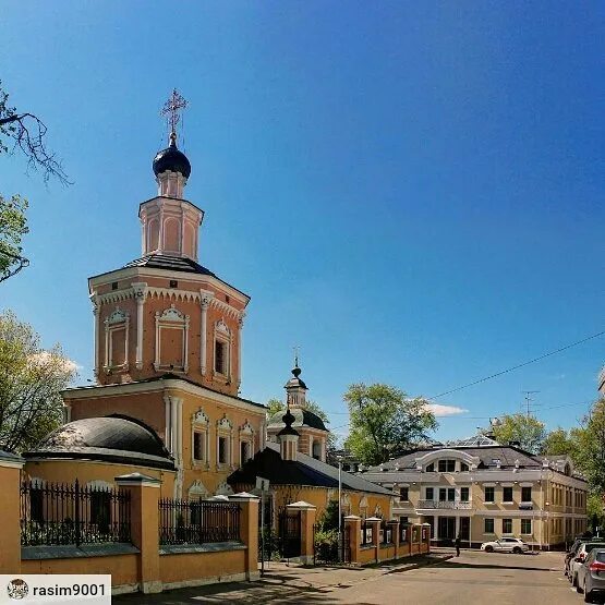 Храм троицы в хохлах в москве. Троицкая Церковь Хохловский переулок. Храм Троицы Живоначальной в хохлах. Храм Святой Живоначальной Троицы в Хохловском переулке. Церковь Троицы в хохлах Хохловский переулок.