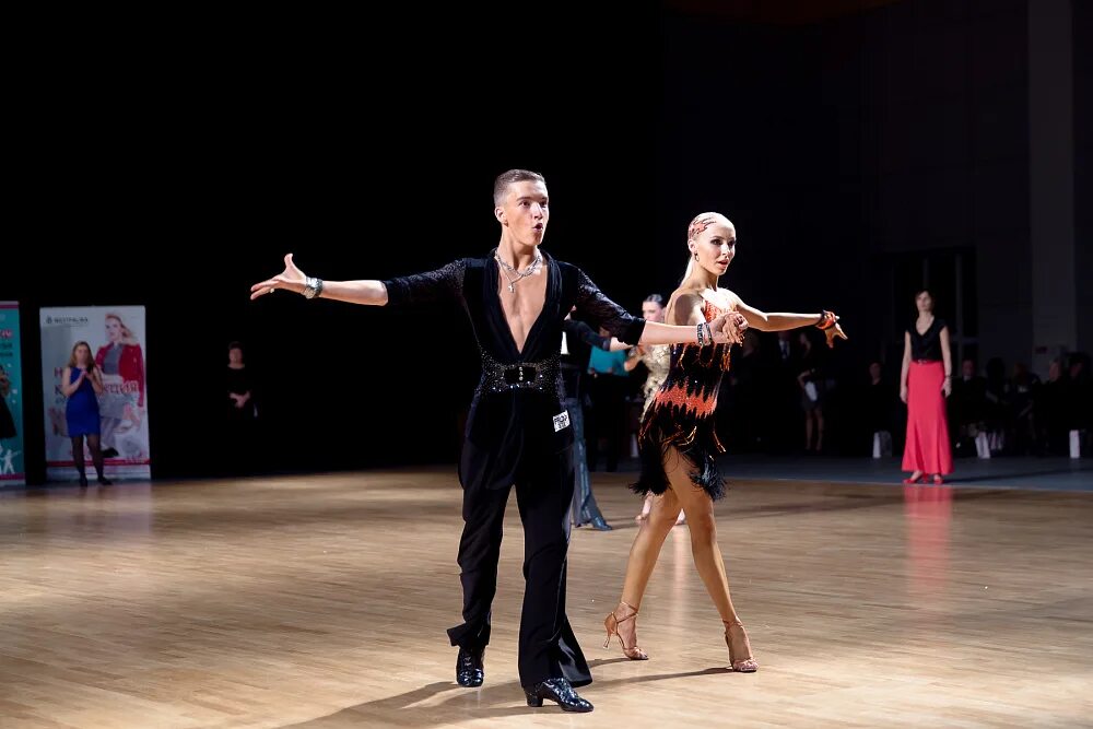 детские бальные танцы. аэлита хабаровск бальные танцы. академия бальных танцев. кубок академии танца. академия бальных танцев.