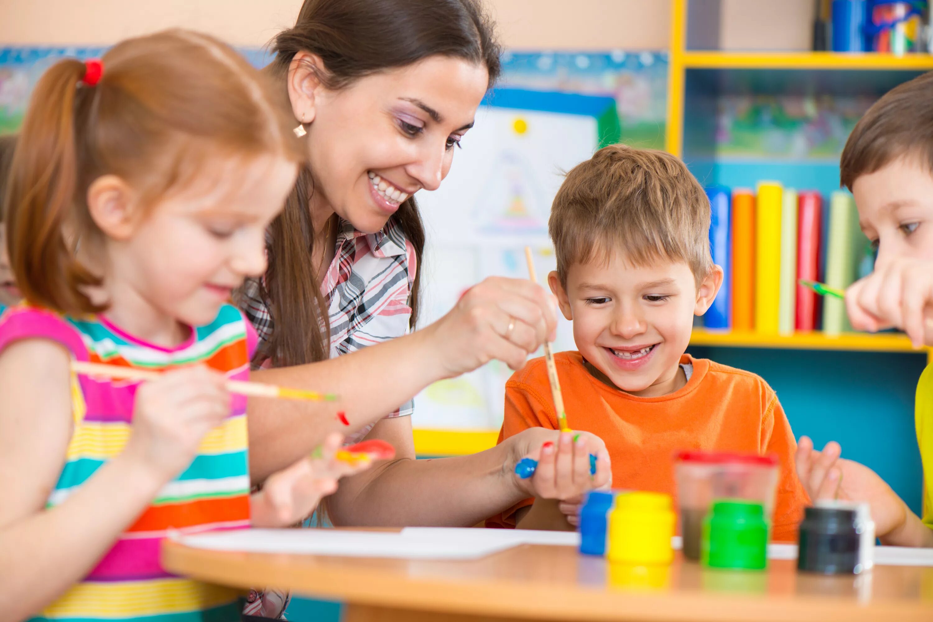 Preschool teachers. Педагог и дети. Воспитатель с детьми. Дети дошкольники. Педагог и дошкольник.